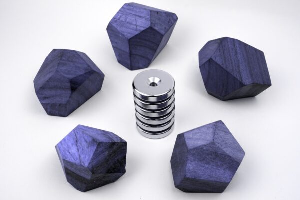 Magnes ferrytowy a neodymowy