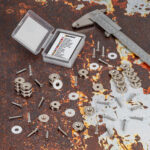 Magnes neodymowy pierścieniowy w obudowie stalowej z otworem pod wkręt 16×5 mm, z podkładkami